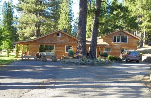 Hot Tub, sleeps 12, Centrally located to 5 golf courses and wedding venues