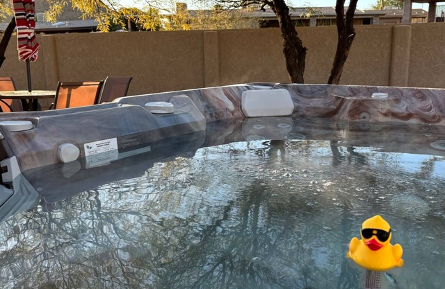 Hot tub stargazing, pet friendly! Downtown & hiking nearby. Ideal for Gem Show.