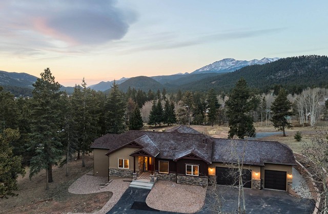 🏔 Hot Tub & Views of Pikes Peak - Summit Lodge