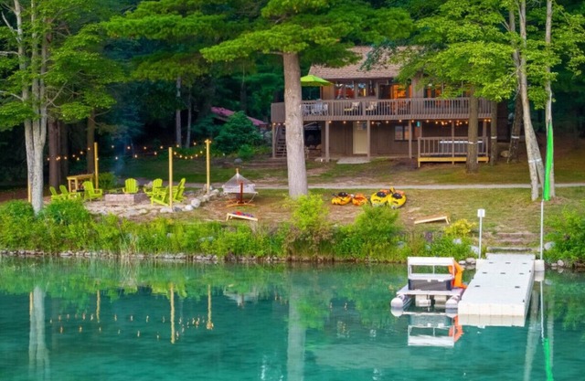 Hot Tub, Water Amenities, Lakeshore Cottage