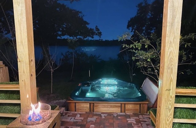 Hot tub, waterfront, Bush Gardens, kajaks, fishing