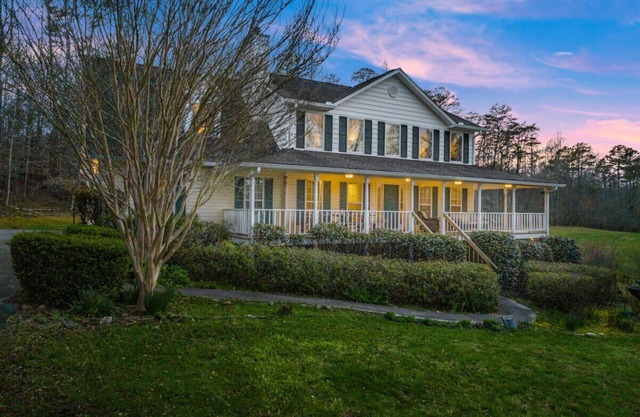 HOT TUB | WRAP AROUND PORCH | HONEY BEE ACRES