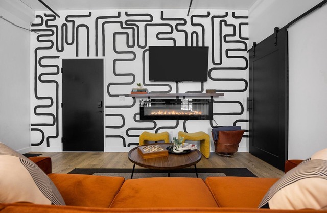 Hot Tubs ~ E-Bikes ~ Dog Friendly ~ Rooftop Terrace ~ Close to Downtown