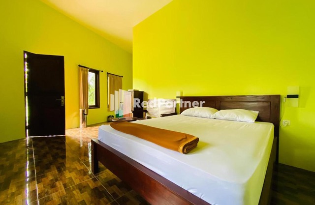 Hotel dan Gazebo Pinggir Kali Prigen Mitra RedDoorz