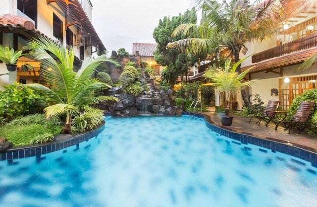Hotel dengan nuansa taman yang alami
