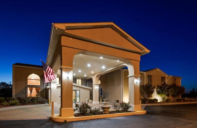 Hotel Lincoln Inn on Route 66 and near I-55