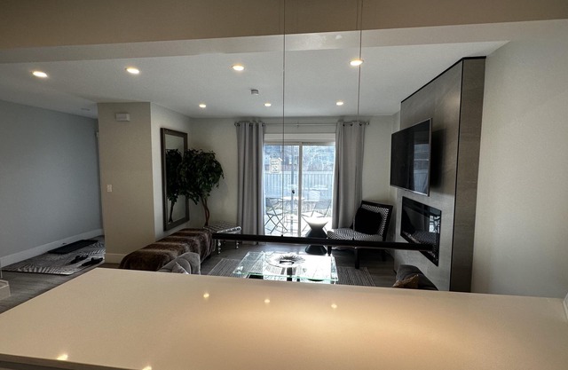 Hotel living, newly renovated, AC, minutes to DT