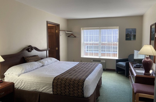 *Hotel Pratt in the heart of Cooperstown New York* KING BED