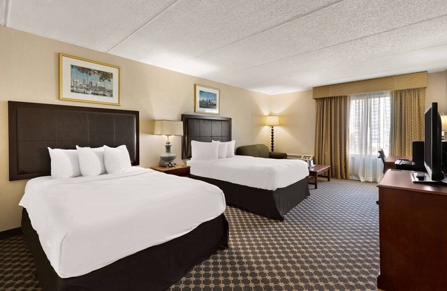 Hotel RL Cleveland Airport West