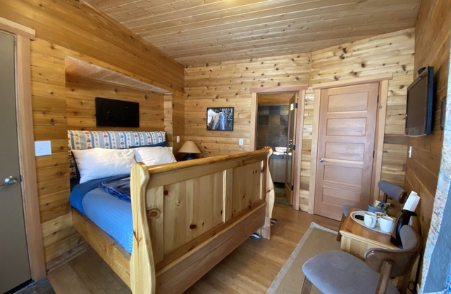 Hotel style bedroom with queen bed & private bath, cozy!