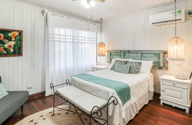 Hotel-style suite in amazing family-owned hotel, restaurant & bar, & fast WiFi
