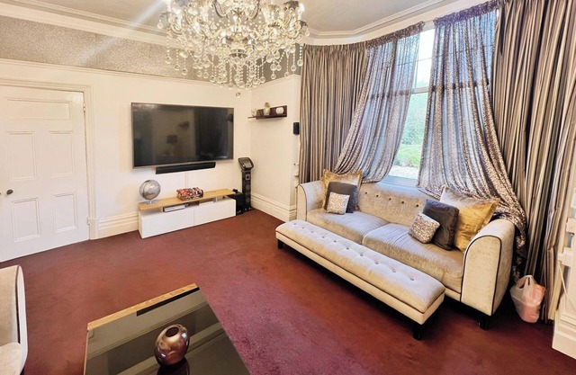 HotTub-Garden-Parking-Sleeps10-10minToTown