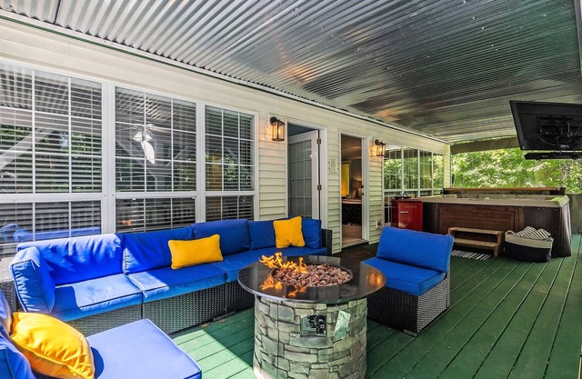 HotTUB | Sauna | 5 KINGs | Arcade | Kayaks | Fire Features| 17|Lake Access+Beach