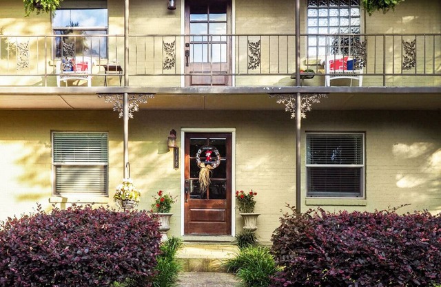 Hotty Toddy, Perfect Spotty! 4B/3B Townhouse Rental