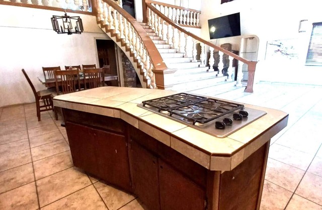 House on the Hill w/Panoramic View Terrace, Grill, Pool Table and Pool Access