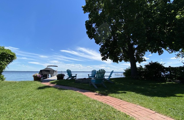 Houghton Lake Heights cottage right on the water!