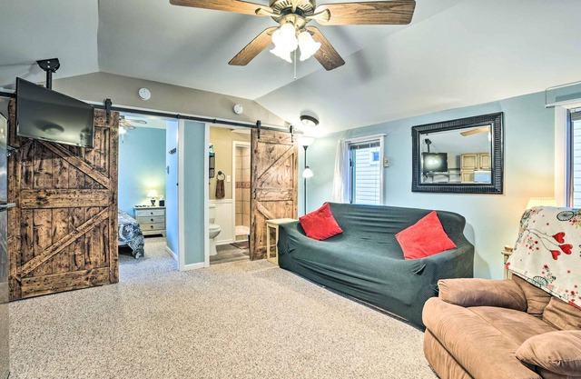 Houghton Lake Vacation Rental - Walk to Water!