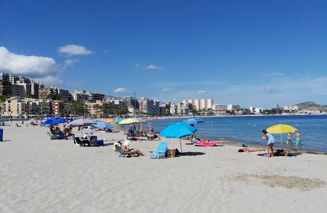 House very close to beach, family, quiet, clean, air cond., Bright and fresh