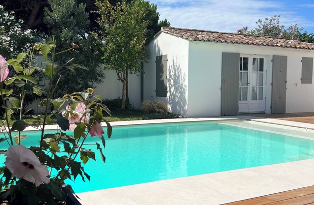 HOUSE 4 Stars, Ré's style, with pool
