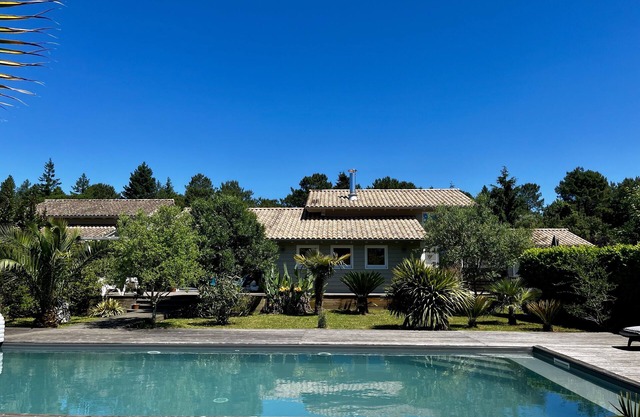 House 150m² air-conditioned, 4 bedrooms, 2 bathrooms, heated pool 11x5m, 15 mn from the ocean