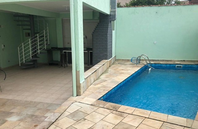 HOUSE 2 BLOCKS FROM THE SEA