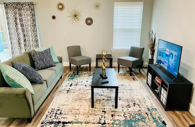 House 3 Bed, 2Bath, FREE Parking in The Woodlands