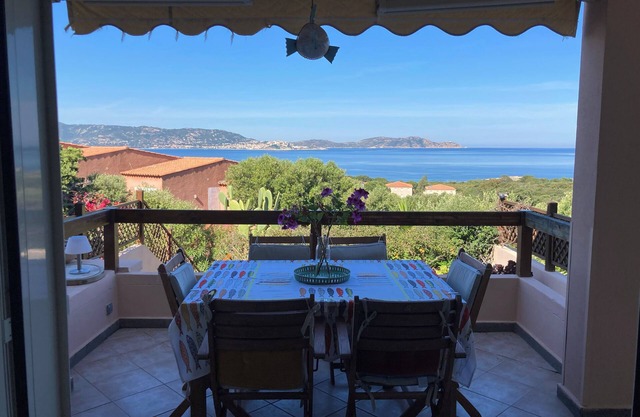 House 4/6 persons- 2 bedrooms- Exceptional garden and sea view, 8mn walk to the beach