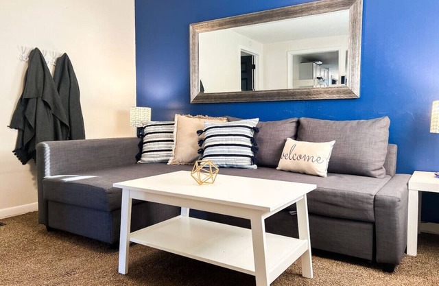 House: 4 Beds + Sofa Bed, Sleeps 7, Big Driveway