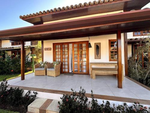 House 4 Minutes from Manguinhos Beach with Pool, Sauna, and Kids' Area