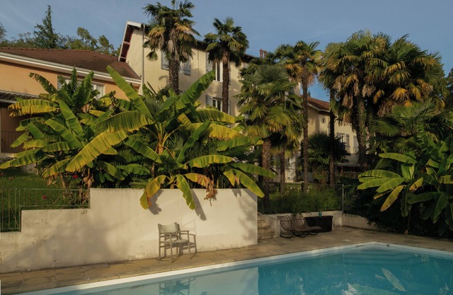 House 6 BR, 18 beds, pool, massages, yoga, park, mountain views, serene retreat