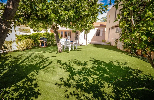 House 60m2, 500m from beaches and shops, large outside garden