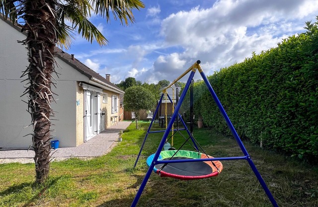 House 9 minutes from Disneyland by car and 20 minutes by bus.