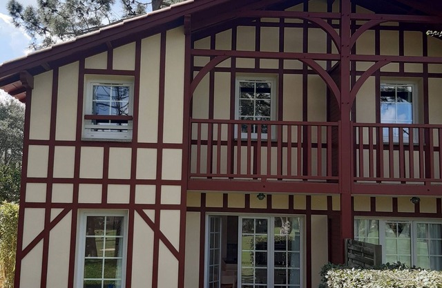 House among the pines, between golf course and ocean