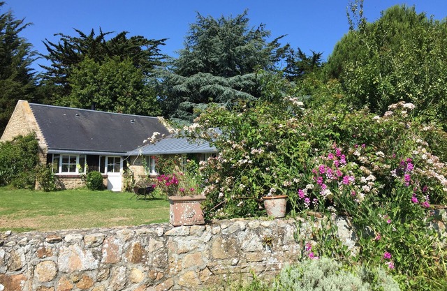 House and garden close to beaches, fully equipped, comfortable at any season.