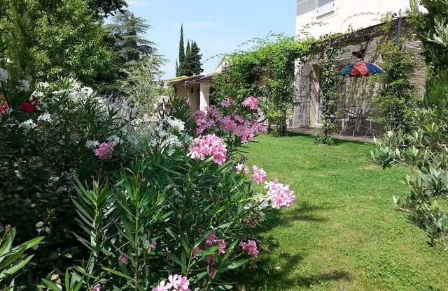 House at the foot of the Luberon, near Lourmarin, 40min. secure with swimming pool
