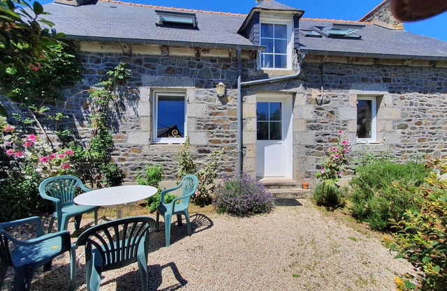 House Beachfront, Beach 400 m, 5 people, near Saint Brieuc
