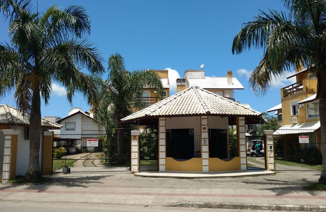 House condominium 50m from the beach with swimming pool. Available for Easter!