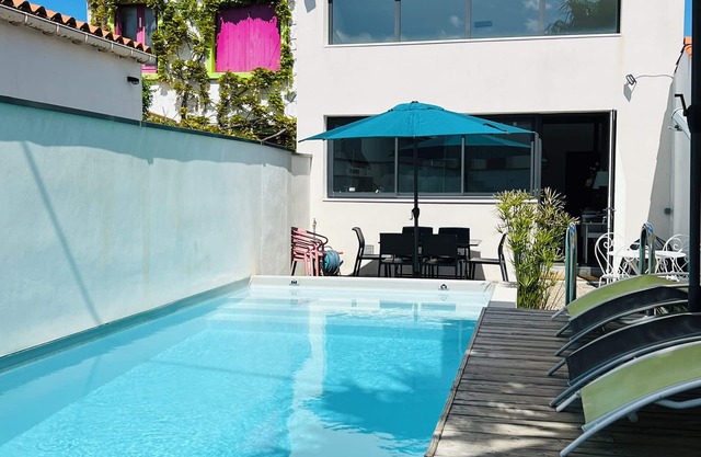 House Downtown, beach 350 m, heated pool