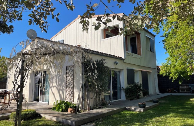 House, enclosed garden 200 m from the beach, rated 4*.