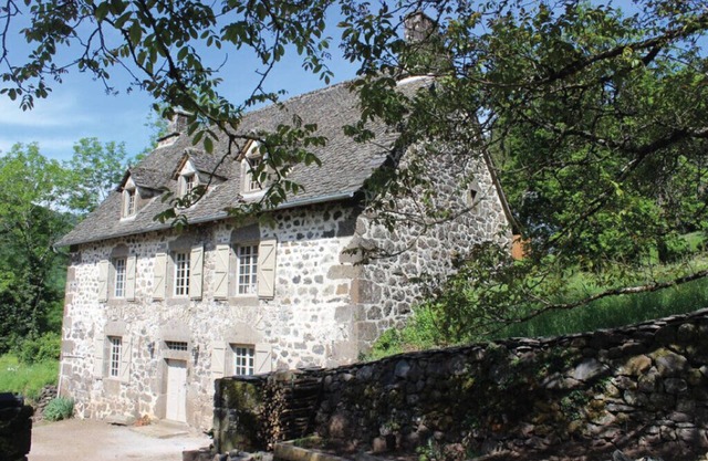 House facing the mountain - Mauriac & Puy Mary - Cantal - sleeps 6 to 8