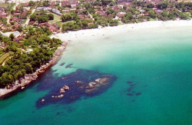 House facing the sea in the center of Praia da Enseada (16 people)