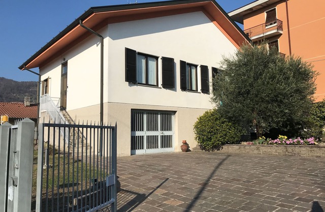 House for 4 people, private parking for 2 cars, 5' by car from Como