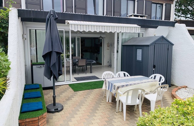 House for rent 200 meters from the beach, close to shops.