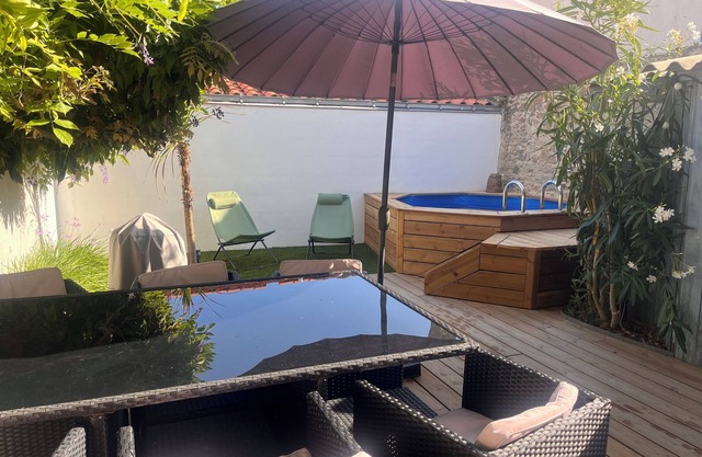 House with XXS swimming pool, in the heart of town, 900 m from the beach
