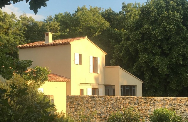 House with pool at the foot of the Luberon
