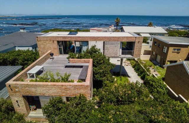 House Fynbos | Designer House | Sea & Mountain Views
