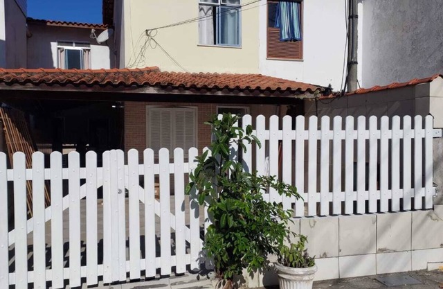 House in a condominium close to the shopping mall and in front of the lake in Cabo Frio.