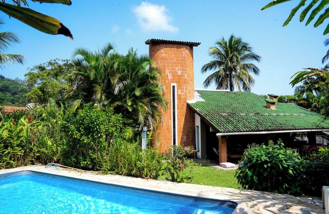 House in a gated community in São Sebastião: 180 m from Toque-Toque beach
