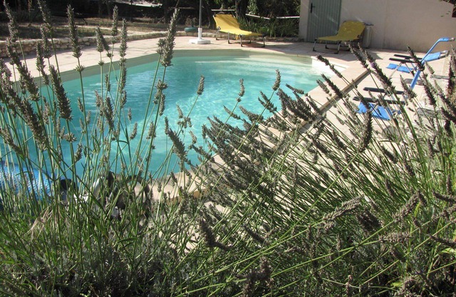 House in a green setting, quiet, near Uzes; pool available