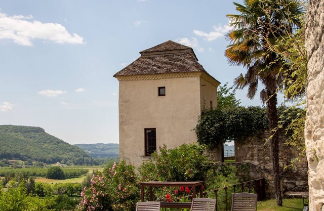House in Beynac in big property with pool